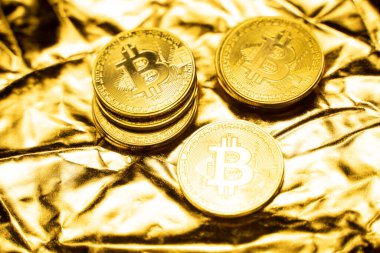 Altın zemin üzerinde altın bitcoin sikkeler. Kripto para değişimi ticareti. Kripto para birimi borsa konsepti. Sanal para konsepti. Madencilik ya da engelleme teknolojisi. İş konsepti.