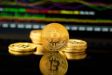 Grafik çizelgesi olan altın para. Kripto para değişimi ticareti. Kripto para birimi borsa konsepti. Sanal para konsepti. Madencilik ya da engelleme teknolojisi.