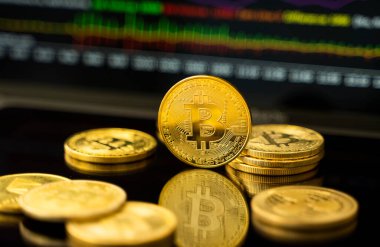 Grafik çizelgesi olan altın para. Kripto para değişimi ticareti. Kripto para birimi borsa konsepti. Sanal para konsepti. Madencilik ya da engelleme teknolojisi.