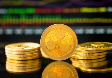 Grafik çizelgesi olan bir altın çizgi. Kripto para değişimi ticareti. Kripto para birimi borsa konsepti. Sanal para konsepti. Madencilik ya da engelleme teknolojisi.