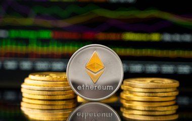 Grafik çizelgesi olan gümüş ve altın ethereum madeni para. Kripto para değişimi ticareti. Kripto para birimi borsa konsepti. Sanal para konsepti. Madencilik ya da engelleme teknolojisi.