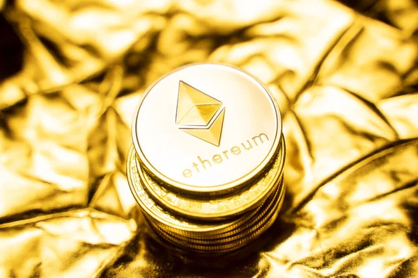 Χρυσά νομίσματα Ethereum σε χρυσό φόντο. Διαπραγμάτευση στην ανταλλαγή κρυπτονομισμάτων. Cryptocurrency έννοια Χρηματιστήριο. Εικονικό χρήμα. Τεχνολογία εξόρυξης ή blockchain. Επιχειρηματική έννοια. — Φωτογραφία Αρχείου