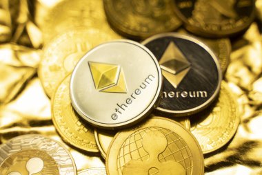 Diğer kripto paraların arasında altın bir zemin üzerinde altın ethereum sikkeler. Şifreli döviz ticareti. Kripto para birimi borsa konsepti. Sanal para konsepti. Madencilik engelleme teknolojisi.