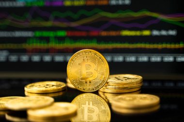 Grafik çizelgesi olan altın para. Kripto para değişimi ticareti. Kripto para birimi borsa konsepti. Sanal para konsepti. Madencilik ya da engelleme teknolojisi.