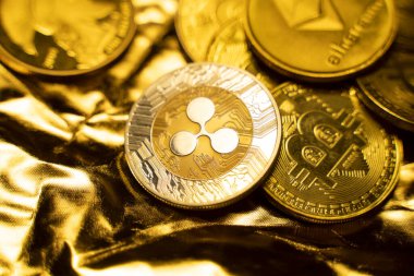 Altın bir zemin üzerinde altın dalgalı sikkeler. Kripto para değişimi ticareti. Kripto para birimi borsa konsepti. Sanal para konsepti. Madencilik ya da engelleme teknolojisi. İş konsepti.
