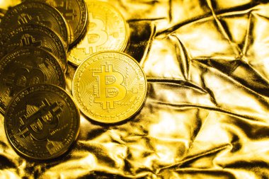 Altın zemin üzerinde altın bitcoin sikkeler. Kripto para değişimi ticareti. Kripto para birimi borsa konsepti. Sanal para konsepti. Madencilik ya da engelleme teknolojisi. İş konsepti.