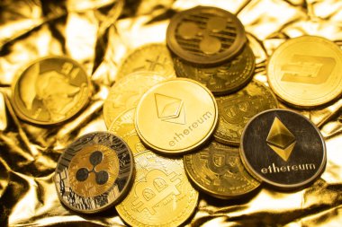 Altın bir arka planda altın ethereum sikkeler. Kripto para değişimi ticareti. Kripto para birimi borsa konsepti. Sanal para konsepti. Madencilik ya da engelleme teknolojisi. İş konsepti.