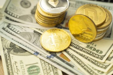 Ethereum sikkeleri ve bitcoin bir dolar ve bir dizüstü bilgisayarda. Kripto para değişimi ticareti. Kripto para birimi borsa konsepti. Madencilik ya da engelleme teknolojisi. İş konsepti.