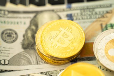 Altın bitcoin paralarla bir dolar. Kripto para değişimi ticareti. Kripto para birimi borsa konsepti. Madencilik ya da engelleme teknolojisi. İş konsepti.