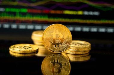 Grafik çizelgesi olan altın para. Kripto para değişimi ticareti. Kripto para birimi borsa konsepti. Sanal para konsepti. Madencilik ya da engelleme teknolojisi.