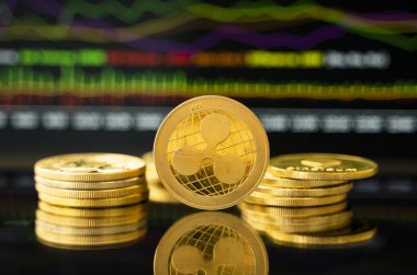 Grafik çizelgesi olan bir altın çizgi. Kripto para değişimi ticareti. Kripto para birimi borsa konsepti. Sanal para konsepti. Madencilik ya da engelleme teknolojisi.