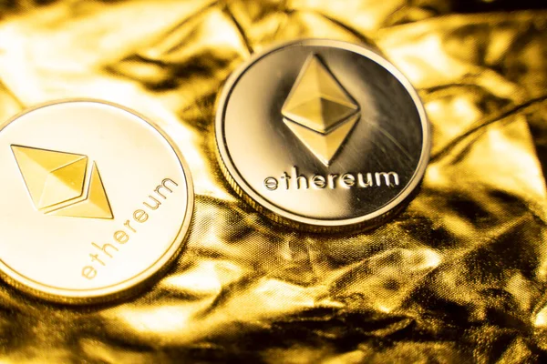 Χρυσά νομίσματα Ethereum σε χρυσό φόντο. Διαπραγμάτευση στην ανταλλαγή κρυπτονομισμάτων. Cryptocurrency έννοια Χρηματιστήριο. Εικονικό χρήμα. Τεχνολογία εξόρυξης ή blockchain. Επιχειρηματική έννοια. — Φωτογραφία Αρχείου