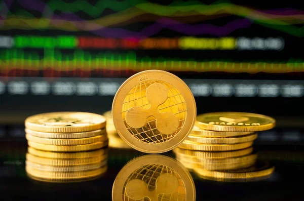 Grafik çizelgesi olan bir altın çizgi. Kripto para değişimi ticareti. Kripto para birimi borsa konsepti. Sanal para konsepti. Madencilik ya da engelleme teknolojisi.