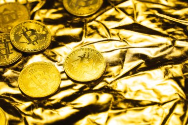Altın zemin üzerinde altın bitcoin sikkeler. Kripto para değişimi ticareti. Kripto para birimi borsa konsepti. Sanal para konsepti. Madencilik ya da engelleme teknolojisi. İş konsepti.
