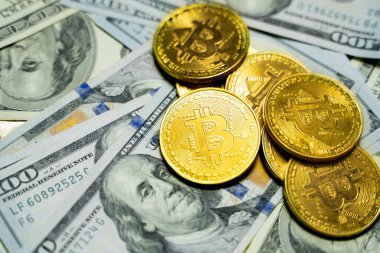 Altın bitcoin paralarla bir dolar. Kripto para değişimi ticareti. Kripto para birimi borsa konsepti. Madencilik ya da engelleme teknolojisi. İş konsepti.