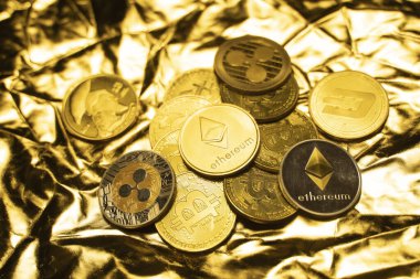 Altın bir arka planda altın ethereum sikkeler. Kripto para değişimi ticareti. Kripto para birimi borsa konsepti. Sanal para konsepti. Madencilik ya da engelleme teknolojisi. İş konsepti.