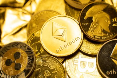 Altın bir arka planda altın ethereum sikkeler. Kripto para değişimi ticareti. Kripto para birimi borsa konsepti. Sanal para konsepti. Madencilik ya da engelleme teknolojisi. İş konsepti.