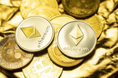 Diğer kripto paraların arasında altın bir zemin üzerinde altın ethereum sikkeler. Şifreli döviz ticareti. Kripto para birimi borsa konsepti. Sanal para konsepti. Madencilik engelleme teknolojisi.