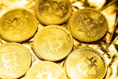 Altın zemin üzerinde altın bitcoin sikkeler. Kripto para değişimi ticareti. Kripto para birimi borsa konsepti. Sanal para konsepti. Madencilik ya da engelleme teknolojisi. İş konsepti.