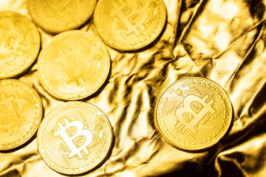 Altın zemin üzerinde altın bitcoin sikkeler. Kripto para değişimi ticareti. Kripto para birimi borsa konsepti. Sanal para konsepti. Madencilik ya da engelleme teknolojisi. İş konsepti.