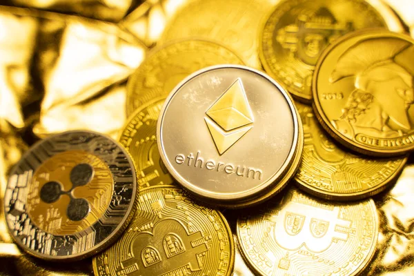 Monete d'oro Ethereum su sfondo dorato tra le altre monete cripto. Trading su scambio criptovaluta. Cryptocurrency Stock Market Concept. Concetto di denaro virtuale. Tecnologia blockchain mineraria. — Foto Stock