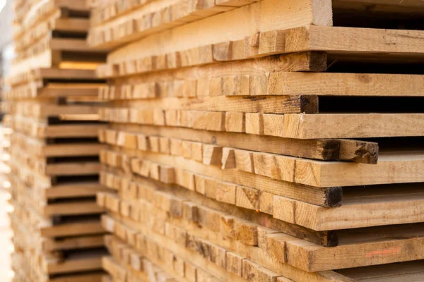 Penyimpanan tumpukan papan kayu di pabrik gergaji. Dewan ditumpuk di sebuah toko kayu. Menggergaji pengeringan dan pemasaran kayu. Kayu pinus untuk produksi furnitur, konstruksi. Industri Kayu. — Stok Foto