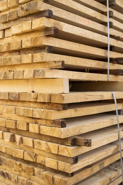 锯木厂上堆放一堆堆木板.木板堆在木工车间里.锯材干燥和销售.用于家具生产、建筑的松木.木材业. — 图库照片