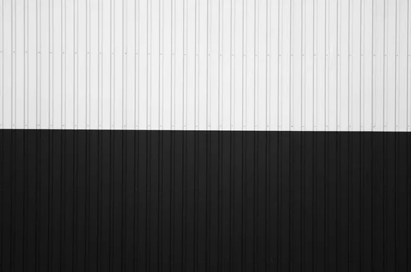Чорно-білий гофрований залізний лист використовується як фасад складу або заводу. Текстура безшовного гофрованого алюмінієвого фасаду з цинкового листа. Архітектура. Текстура металу . — стокове фото