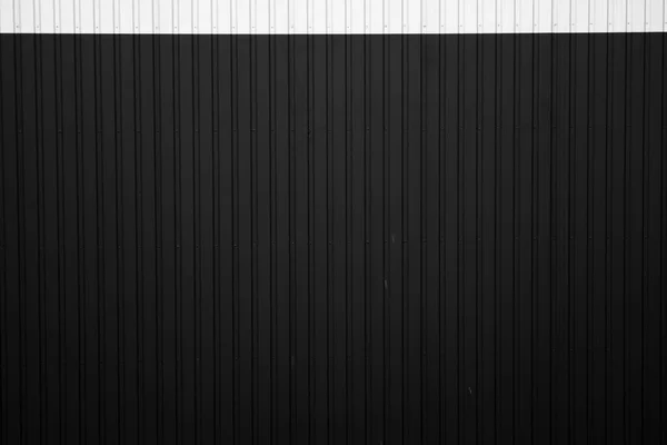 Schwarz-weißes Wellblech, das als Fassade einer Lagerhalle oder Fabrik verwendet wird. Textur einer nahtlosen Wellblechfassade aus Aluminium. Architektur. Metallstruktur. — Stockfoto