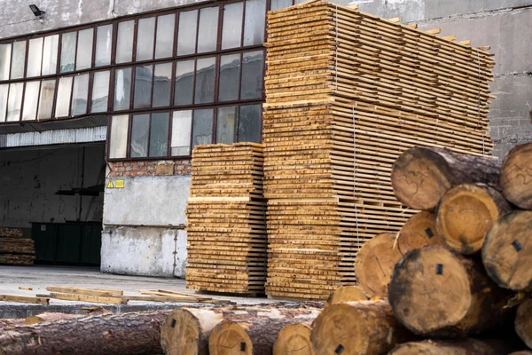製材所に木製の板の杭のストレージ。板は大工の店に積み上げられている。木材の乾燥やマーケティングをソーイング.家具の生産、建設のための松の木。木材産業. — ストック写真