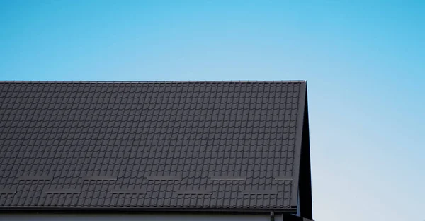 Telhado de perfil de metal ondulado marrom instalado em uma casa moderna. O telhado de chapa ondulada. Telhado de metal perfil ondulado forma. Telhado moderno feito de metal. Cobertura metálica. — Fotografia de Stock