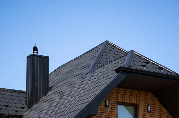 Braunes Wellblechprofildach, das auf einem modernen Haus installiert wurde. Das Dach aus Wellblech. Überdachung von Metallprofilwellenform. Modernes Dach aus Metall. Metalldächer. — Stockfoto