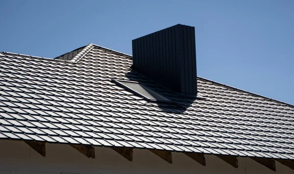 Hnědá vlnitá kovová střecha instalovaná na moderním domě. Střecha z vlnitého plechu. Střešní krytina kovového profilu vlnitého tvaru. Moderní střecha z kovu. Kovová střecha. — Stock fotografie