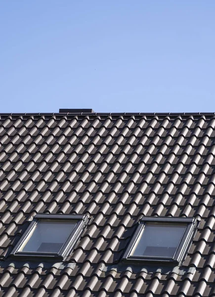 Bruin gegolfd metalen profieldak geïnstalleerd op een modern huis. Het dak van golfplaten. Dakbedekking van metalen profiel golvende vorm. Modern dak van metaal. Metalen dakbedekking. — Stockfoto
