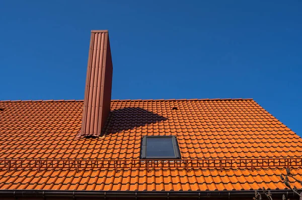 Κόκκινο κυματοειδές μεταλλική στέγη προφίλ εγκατασταθεί σε ένα σύγχρονο σπίτι. Η οροφή του κυματοειδούς φύλλου. Υλικό κατασκευής σκεπής από μεταλλικό προφίλ κυματιστό σχήμα. Μοντέρνα οροφή από μέταλλο. Μεταλλικά στέγες. — Φωτογραφία Αρχείου
