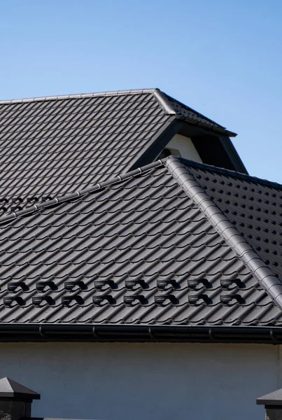 Modern bir eve kahverengi, metal profil çatısı döşenmiş. Çürük çarşafın çatısı. Metal profil dalgalı şeklinin çatısı. Metalden yapılmış modern çatı. Metal çatı.. — Stok fotoğraf