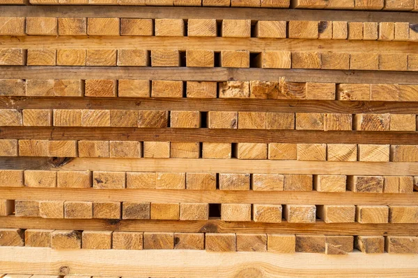 Зберігання купи дерев'яних дощок на лісопильні. Береги складені в теслярській крамниці. Сушіння і маркетинг деревини. Сосна деревина для меблевого виробництва, будівництва. Деревообробна промисловість. — стокове фото