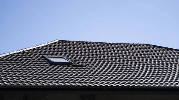 Telhado de perfil de metal ondulado marrom instalado em uma casa moderna. O telhado de chapa ondulada. Telhado de metal perfil ondulado forma. Telhado moderno feito de metal. Cobertura metálica. — Fotografia de Stock