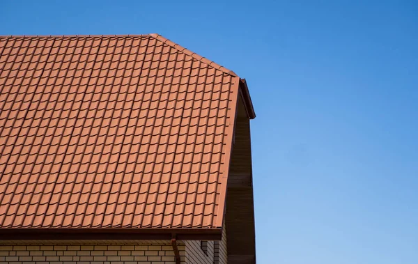 Toit en tôle ondulée rouge installé sur une maison moderne. Le toit de tôle ondulée. Toiture de profil métallique forme ondulée. Toit moderne en métal. Toiture métallique. — Photo