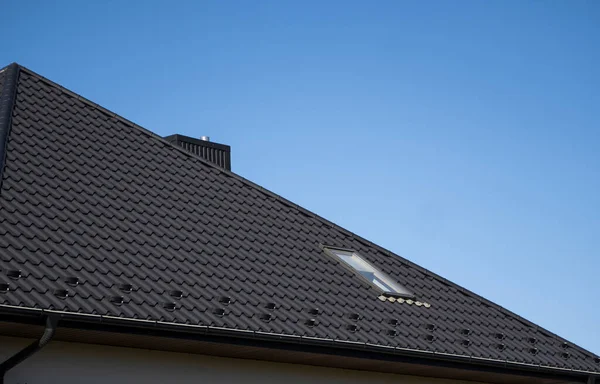 Telhado de perfil de metal ondulado marrom instalado em uma casa moderna. O telhado de chapa ondulada. Telhado de metal perfil ondulado forma. Telhado moderno feito de metal. Cobertura metálica. — Fotografia de Stock