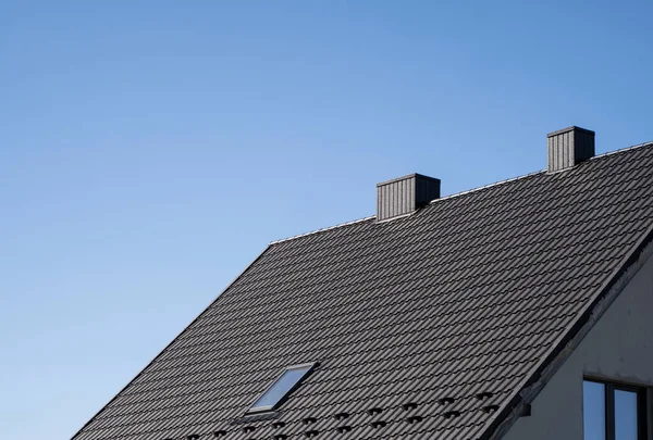 Brązowy dach z blachy falistej zainstalowany na nowoczesnym domu. Dach z blachy falistej. Pokrycie dachu metalowym profilem falistego kształtu. Nowoczesny dach wykonany z metalu. Dachy metalowe. — Zdjęcie stockowe