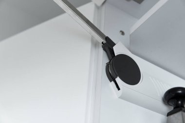 Önü açık mutfak dolabı. Mutfak dolaplarına doğrudan erişmek için çift katlı ön kapaklar için kaldırma sistemi. Mutfak kapıları için yenilikçi kaldırma mekanizması. Mutfak tasarımı.