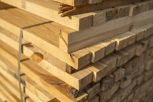 Penyimpanan tumpukan papan kayu di pabrik gergaji. Dewan ditumpuk di sebuah toko kayu. Menggergaji pengeringan dan pemasaran kayu. Kayu pinus untuk produksi furnitur, konstruksi. Industri Kayu. — Stok Foto