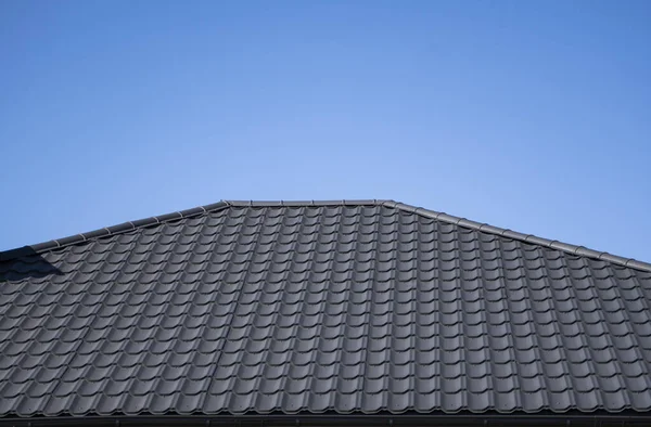 Techo de perfil de metal corrugado marrón instalado en una casa moderna. El techo de chapa corrugada. Techos de perfil de metal forma ondulada. Techo moderno de metal. Techos metálicos. —  Fotos de Stock