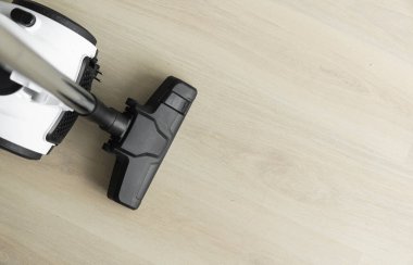 Plaminatta poşetsiz hortum süpürgesi var. Aspirasyon vasıtasıyla zeminden ve diğer yüzeylerden toz ve küçük parçacıkları toplayan elektrikli cihazlar..