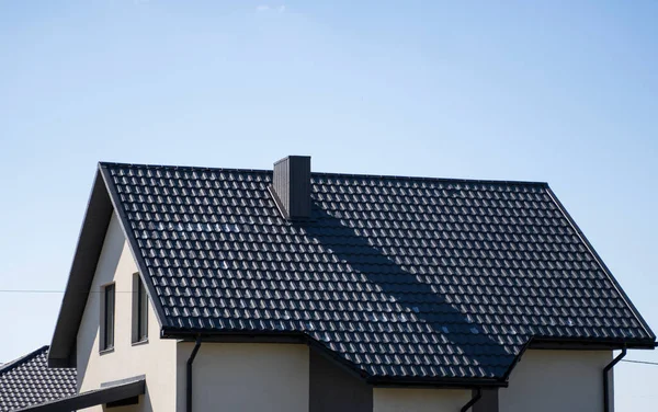 Bruin gegolfd metalen profieldak geïnstalleerd op een modern huis. Het dak van golfplaten. Dakbedekking van metalen profiel golvende vorm. Modern dak van metaal. Metalen dakbedekking. — Stockfoto