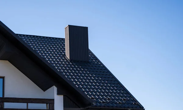 Grijs gegolfd metalen profieldak geïnstalleerd op een modern huis. Het dak van golfplaten. Dakbedekking van metalen profiel golvende vorm. Modern dak van metaal. Metalen dakbedekking. — Stockfoto