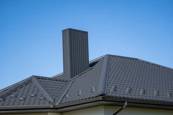 Grey corrugated metal profile roof installed on a modern house. The roof of corrugated sheet. Roofing of metal profile wavy shape. Modern roof made of metal. Metal roofing. — Stock Photo, Image