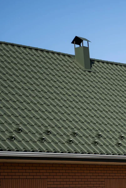 Grünes Wellblechprofildach auf einem modernen Haus. Das Dach aus Wellblech. Überdachung von Metallprofilwellenform. Modernes Dach aus Metall. Metalldächer. — Stockfoto