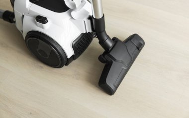 Plaminatta poşetsiz hortum süpürgesi var. Aspirasyon vasıtasıyla zeminden ve diğer yüzeylerden toz ve küçük parçacıkları toplayan elektrikli cihazlar..